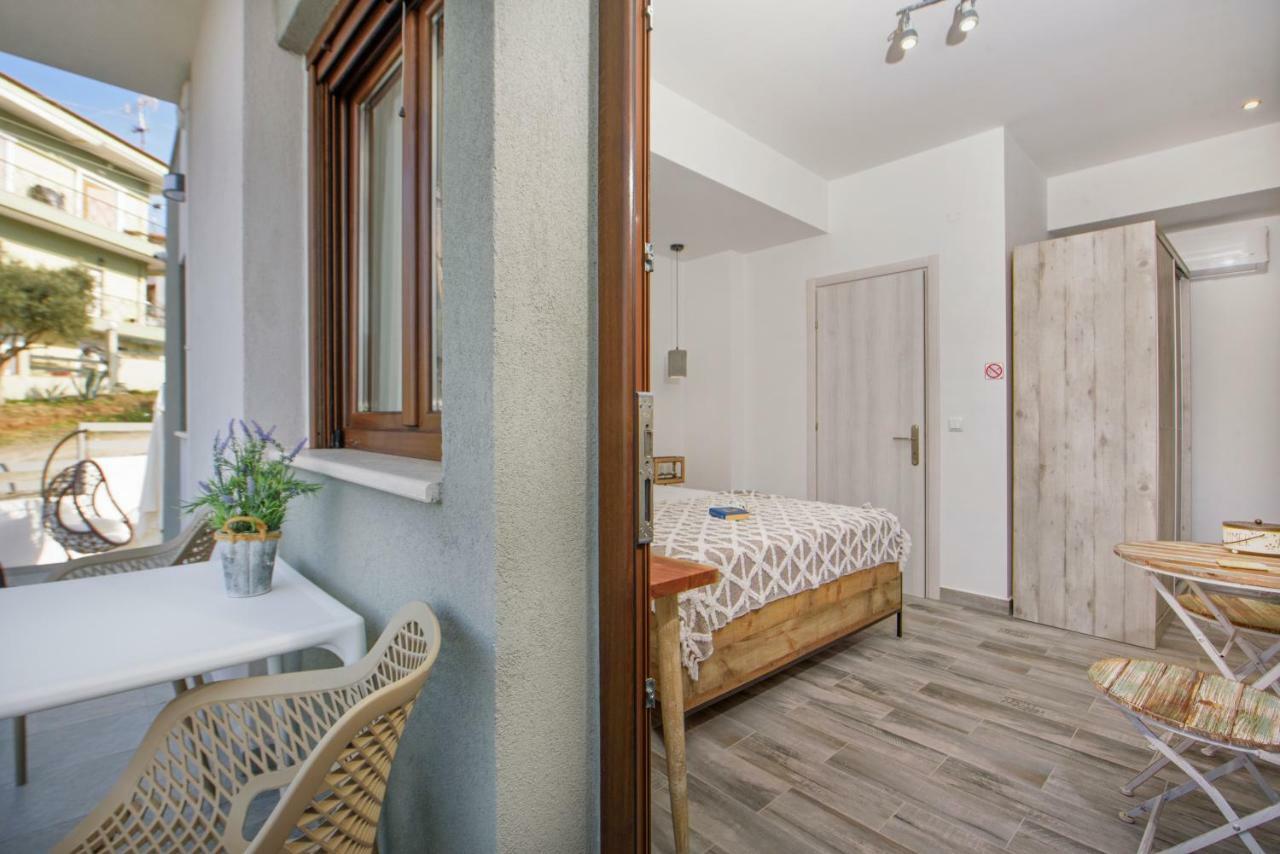 Meltemi Luxury Apartments Nea Roda Exteriör bild